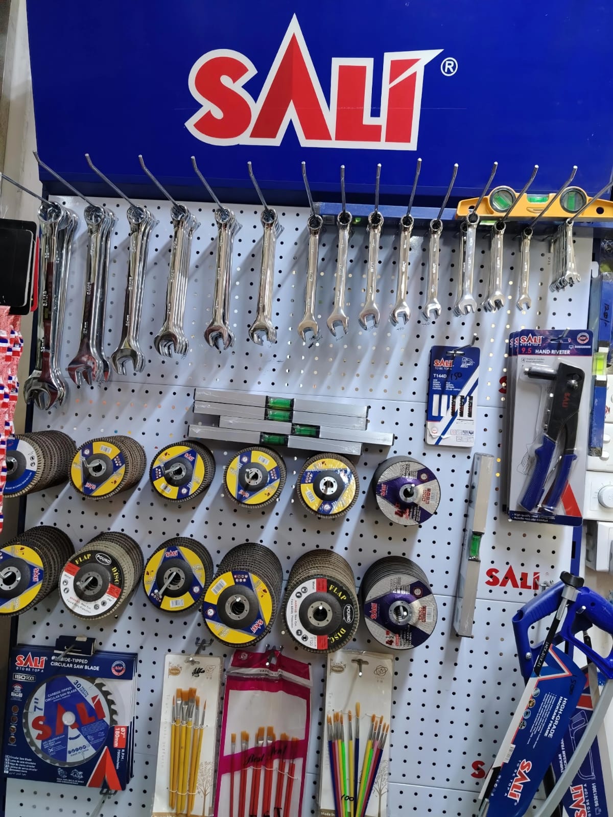 Hardware tools and equipment for building projects