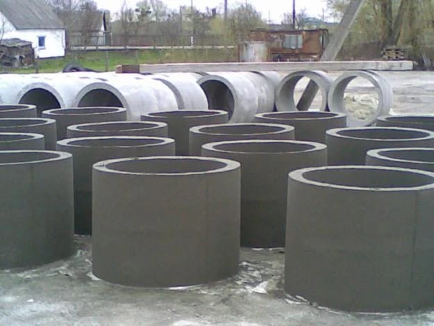 Cement block and concrete item production